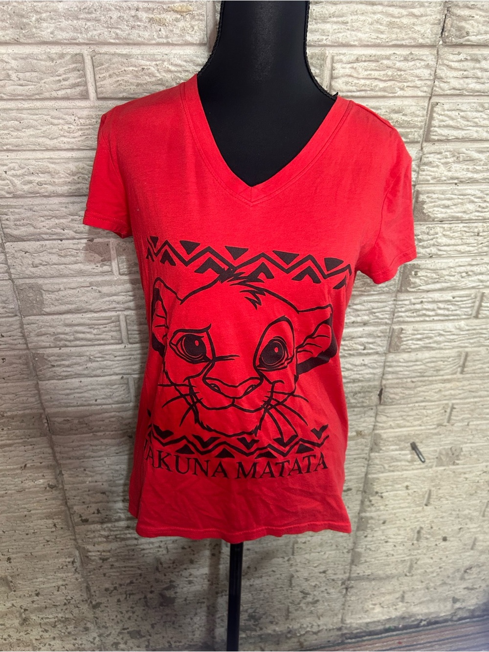 Red Disney The Lion King V-neck T-shirt Size Medium Hakuna Matata